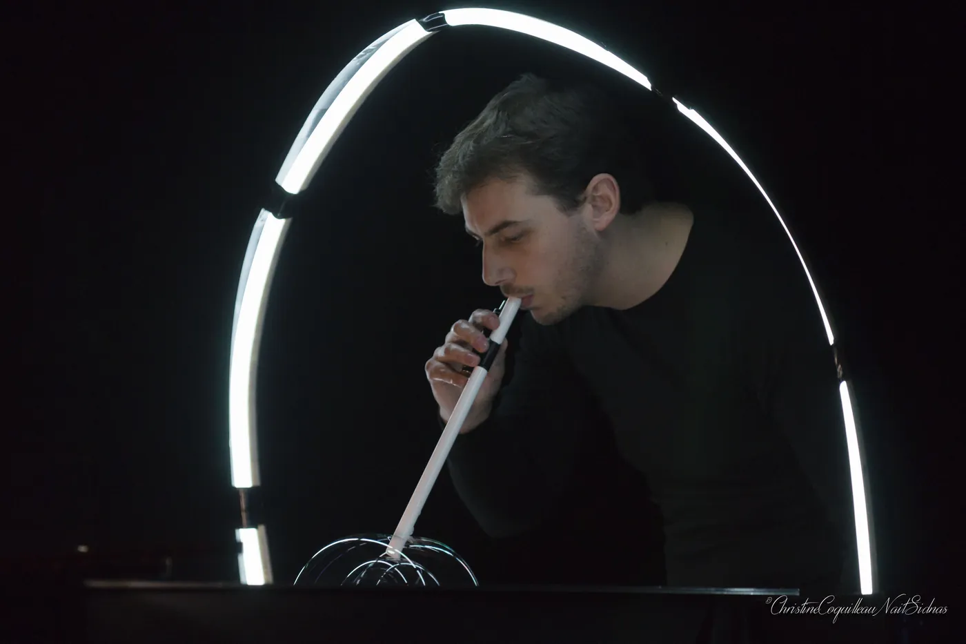 Vincent Wüthrich souffle une bulle sous une arche lumineuse